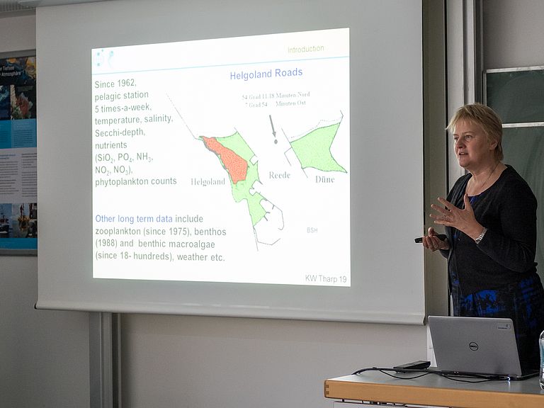 Prof. Dr. Karen Wiltshire giving the 31st Marie Tharp Lecture at GEOMAR. Photo: Jan Steffen/GEOMAR