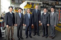 GEOMAR director Peter Herzig (3rd from right) with his excellency Kyung-soo Lee (4th from right), GEOMAR scientists Taewook Par (left) and Wonsun Park (2nd from left) and the Korean delegation in the Technology and Logistics Centre. Photo: J. Steffen, GEOMAR