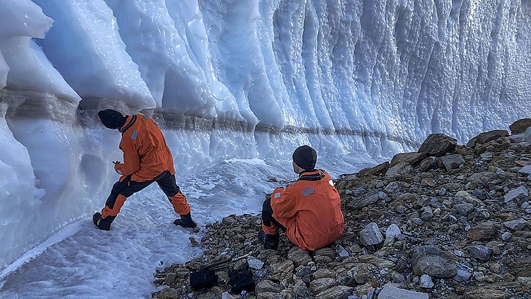 Marcus Gutjahr und Frerk Pöppelmeier nehmen Proben von Sedimenten in einem Gletscher. Foto: Bernhard Diekmann, Alfred-Wegener-Institut