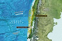 Die Nazca-Erdplatte bewegt sich im Bereich des südlichen Chile mit rund sechseinhalb Zentimetern pro Jahr Richtung Osten. Vor der chilenischen Küste trifft sie auf die südamerikanische Erdplatte und schiebt sich unter sie. Das führt wiederholt zu schweren Erdbeben. Image reproduced from the GEBCO world map 2014, www.gebco.net