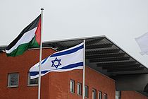 Ungewöhnlicher Anblick: Zur Evaluierung des TRION-Projekts wehte die israelische Flagge neben der palästinensichen am GEOMAR. Foto: J. Steffen, GEOMAR