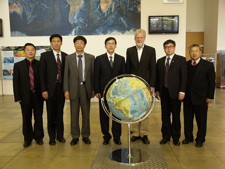 GEOMAR Direktor Prof. Dr. Peter Herzig mit den chinesischen Gästen. Foto: A. Villwock, GEOMAR.