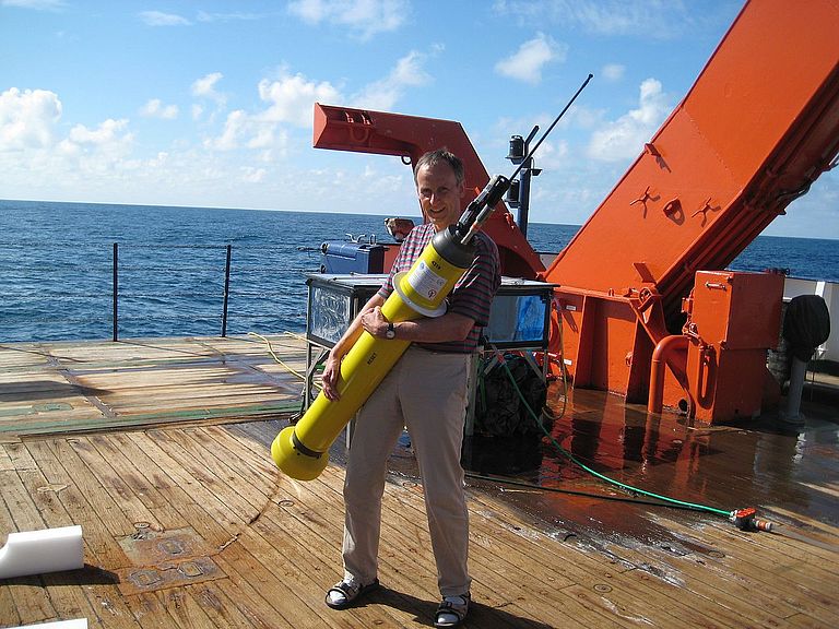 Dr. Lothar Stramma mit einem ARGO-Float. Nach dem Aussetzen tauchen diese Messroboter auf 1000 bis 1500 Meter Tiefe und ermitteln nach einem bestimmten Programm Salzgehalt, Temperatur und Sauerstoffgehalt des Wassers. Die Daten gehen per Satellit direkt nach Kiel. Foto: IFM-GEOMAR