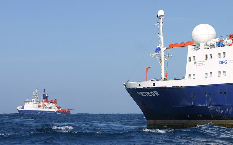 Polarstern (back) and Meteor (front) during their visit in the Atlantic. Photo: M. Visbeck, GEOMAR.