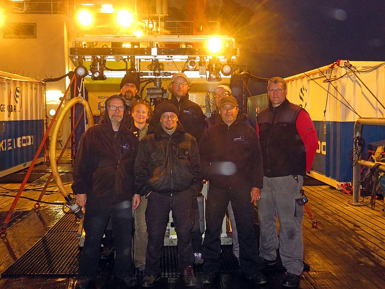 Greetings from the southwest Pacific: The GEOMAR ROV team right after the 250th dive  of ROV KIEL 6000. Photo: ROV-Team, GEOMAR