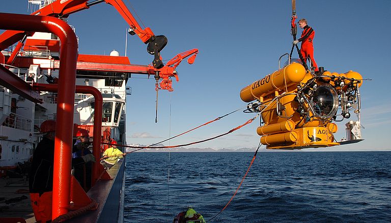 The submersible JAGO and the German research vessel MARIA S. MERIAN off the coast of Spitsbergen. Photo: Karen Hissmann, GEOMAR