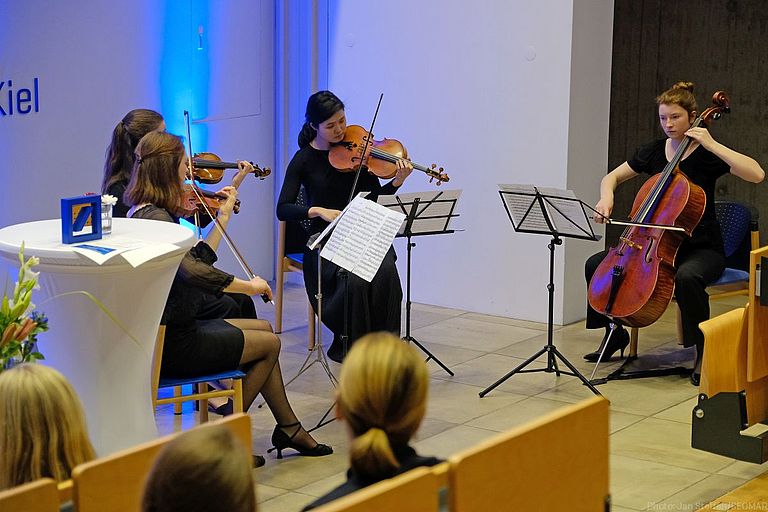 Die Orchesterakademie Kiel sorgt für musikalische Untermalung der Festveranstaltung. Foto: Jan Steffen/GEOMAR
