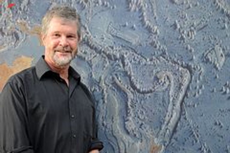 Prof. Dr. James B. Gill ist ausgewiesener Kenner des pazifischen Vulkanimsus. In einem öffentlichen Vortrag erklärt er mit spektakulären Bildern, wie Vulkane im Pazifik neue Erdkruste erschaffen. Foto: J. Steffen, GEOMAR