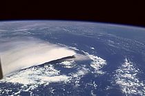 Am 19. September 1994 brach auch der Vulkan Tavurvur in Papua-Neuguinea mit solcher Wucht aus, dass Asche und Gase bis zu 30 Kilometer hoch stiegen. Auf diesem Bild aus dem All ist deutlich zu erkennen, wie sich die Eruptionswolkein dieser Höhe global ausbreitet. Image courtesy of the Earth Science and Remote Sensing Unit, NASA Johnson Space Center,  STS064-40-10, (http://eol.jsc.nasa.gov)