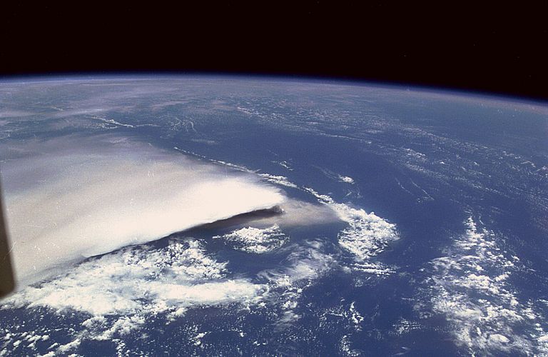 Am 19. September 1994 brach auch der Vulkan Tavurvur in Papua-Neuguinea mit solcher Wucht aus, dass Asche und Gase bis zu 30 Kilometer hoch stiegen. Auf diesem Bild aus dem All ist deutlich zu erkennen, wie sich die Eruptionswolkein dieser Höhe global ausbreitet. Image courtesy of the Earth Science and Remote Sensing Unit, NASA Johnson Space Center,  STS064-40-10, (http://eol.jsc.nasa.gov)