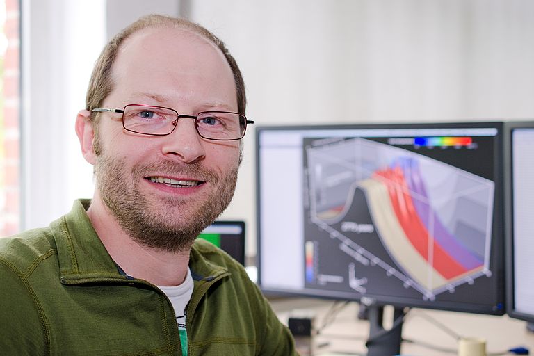 Dr. Jörg Hasenclever vor einer weiteren Visualisierung des Computermodells. Foto: J. Steffen, GEOMAR