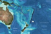 Nordöstlich von Neuseeland taucht die Pazifische Platte unter die Australische Platte ab. Dabei nimmt sie auch Teile des Hikurangi-Plateaus mit in die Tiefe. Image reproduced from the GEBCO world map 2014, www.gebco.net