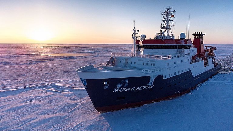 MERIAN in the ice of the Baltic Sea during expedition MSM99