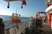 During the expedition M92 samples and data from the seafloor and from the water column of the oxygen minimum zone off Peru were obtained using various devices. Photo: Michael Schneider, FS METEOR