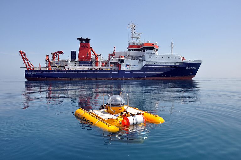 An approved team for ocean research: the German research vessel MARIA S. MERIAN and the submersible JAGO. Photo: JAGO-Team, GEOMAR