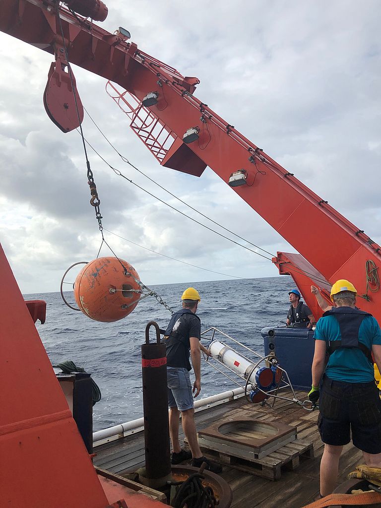 Launch of a mooring in the tropical Atlantic. Photo: P. Brandt, GEOMAR.