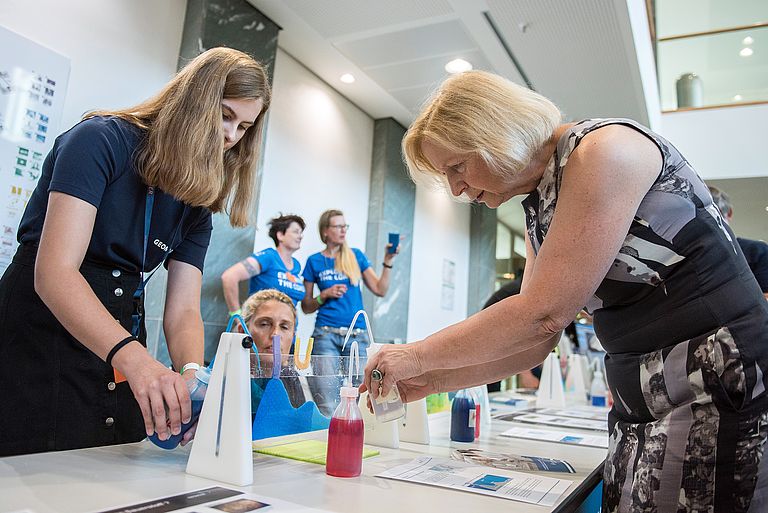 Bundesministerin Johanna Wanka beim gemeinsamen Experimentieren mit einer Schülerin der Helmholtz-Schülerlabore. Foto: Hans-Joachim Rickel, BMBF