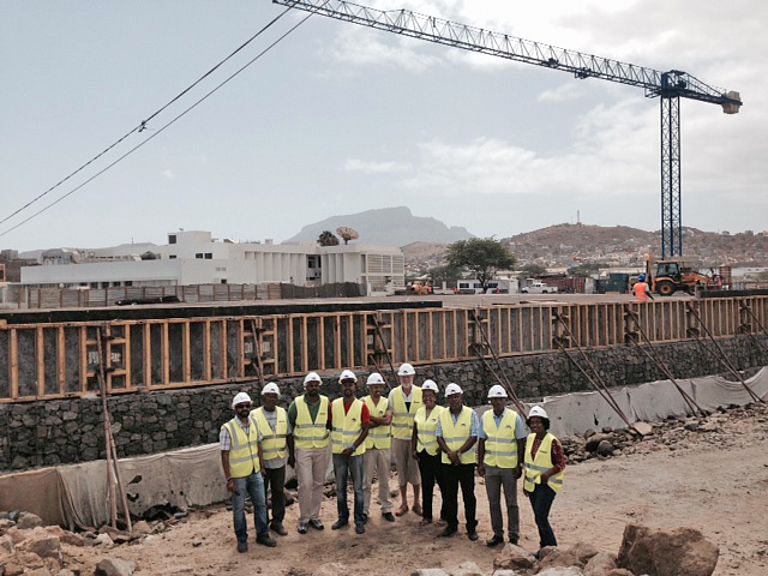 Prof. Dr. Peter Herzig (6.v.l.) mit kapverdischen Vertretern auf der Baustelle des OSCM in Mindelo. Foto: Carlos Santos.