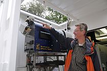 Prof. Macke vor Radiometer. Foto: Maike Nicolai, IFM-GEOMAR