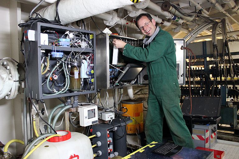 Dr. Tobias Steinhoff wartet die vom GEOMAR installierten wissenschaftlichen Geräte im Maschinenraum der MS Atlantic Companion. Foto: Körtzinger, GEOMAR