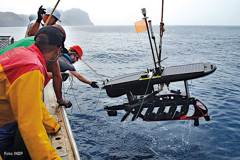 Launch of a waveglider off São Vicente (Cape Verde). Photo: INDP