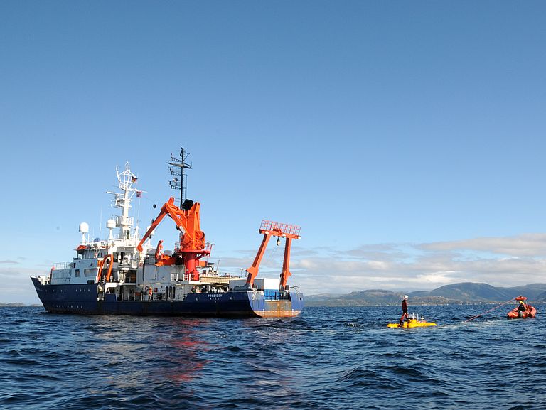 JAGO taucht neben dem Forschungsschiff POSEIDON ab. Foto: Maike Nicolai, GEOMAR