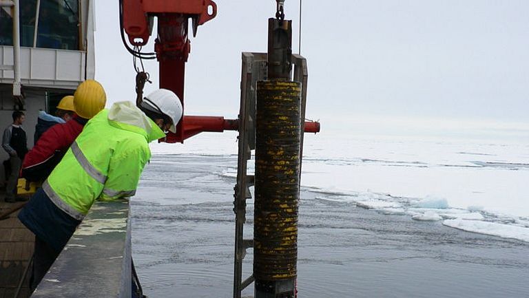 Ausbringen eines Kastenlots im Arktischen Ozean.