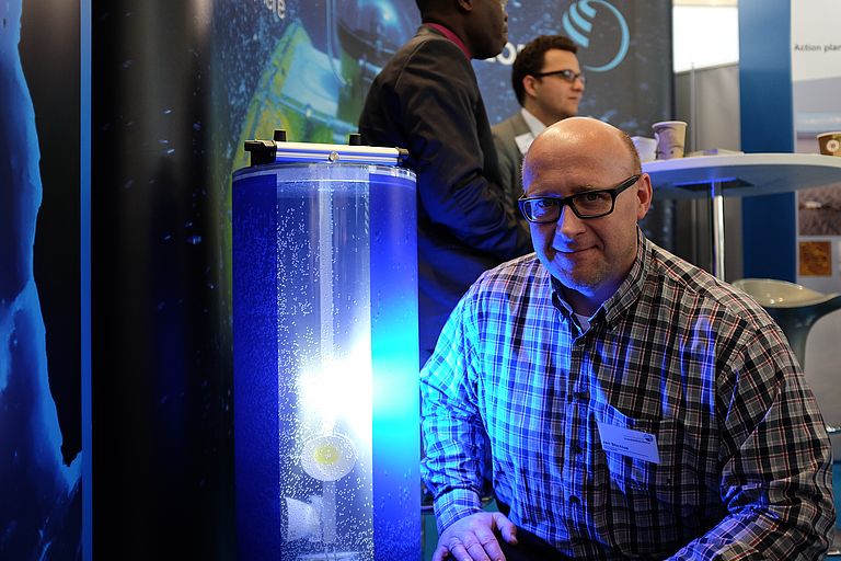 Jan Sticklus vom GEOMAR präsentiert neu entwickelte Lampen auf LED-Basis für den Einsatz in der Tiefsee. Foto: J. Steffen, GEOMAR