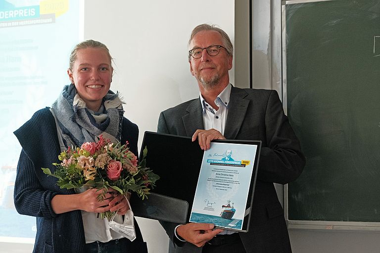Preisträgerin Anna Christina Hans mit Dr. Peter Gimpel, Vorsitzender der Fördergesellschaft. Foto: A. Villwock, GEOMAR.