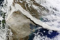 Satellitenbild Südamerikas vom 7. Juni 2011. Deutlich ist die Aschewolke zu sehen, die nach der Eruption des chilenischen Vulkans Puyehue den gesamten Kontinent überquerte. Der Ausbruch des Puyehue ist nur das jüngste Beispiel für den aktiven Vulkanismus rund um den Pazifik. Foto: NASA