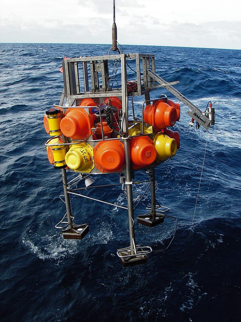 Ein sogenannter "Lander" wird im Ozean ausgesetzt. Anhand eines Originalgeräts erklären Mitarbeiter des Aquariums während der Kieler Museumsnacht moderne Tiefsee-Beobachtungstechnik. Foto: GEOMAR