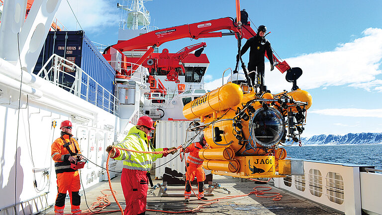 Einholen des Tauchbootes an Bord der MARIA S. MERIAN vor Spitzbergen.