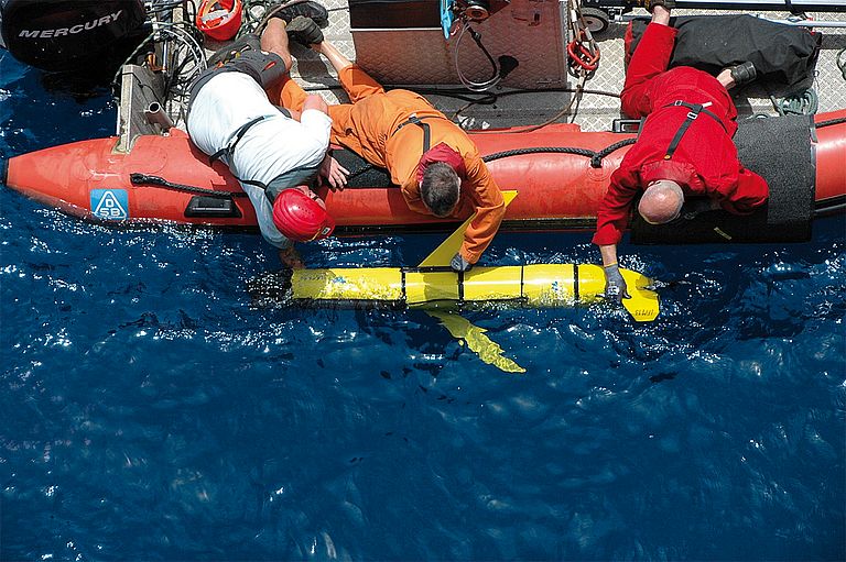 Ausbringen eines Gleiters vom Schlauchboot aus. Was im offenen Ozean funktioniert, hat sich auch in der flachen Ostsee bewährt. Foto: Michael Schneider, FS METEOR
