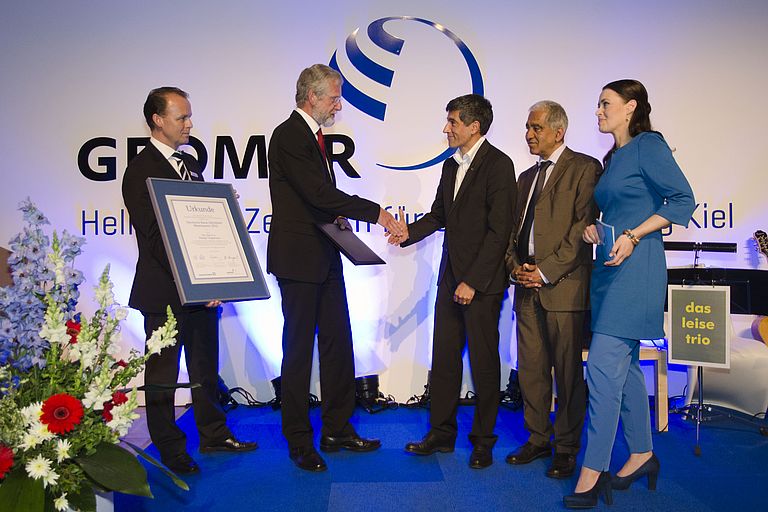 Christian Maaß von der Deutschen Bank (li.), GEOMAR-Direktor Prof. Peter Herzig (2.v.l.), Prof. Mojib Latif (2. v. re.) und Moderatorin Annika de Buhr gratulieren dem Preisträger Ranga Yogeshwar. Foto: J. Steffen, GEOMAR