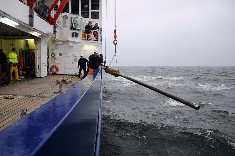 Hier wird ein Schwerelot auf FS ALKOR in der Ostsee eingesetzt. Foto: Jan Steffen, GEOMAR.