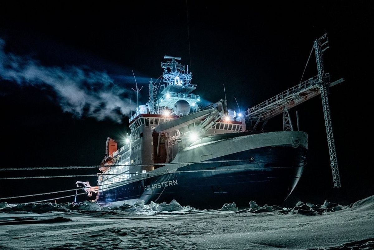 MOSAiC winter sampling during 3 months of complete darkness onboard RV Polarstern. Photo: Lukas Piotrowski (Copyright: Alfred-Wegener-Institut / Lukas Piotrowski)