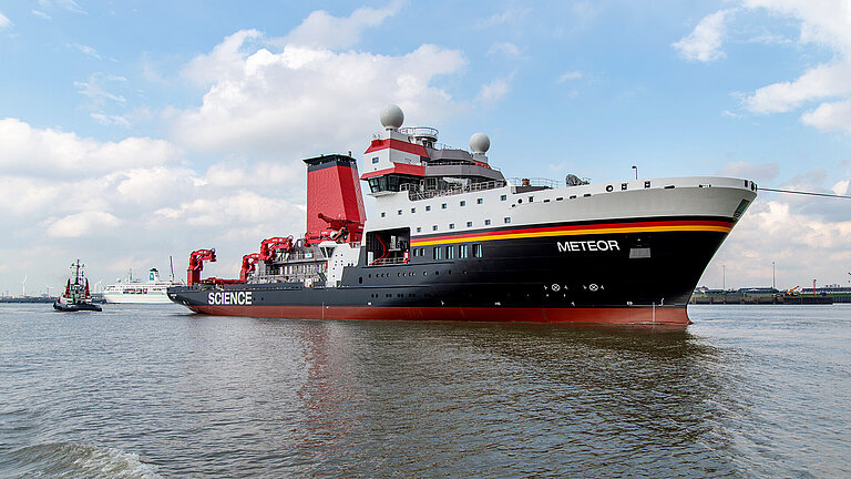 Die METEOR IV bei der Überführung zur Fassmer-Werft in Berne