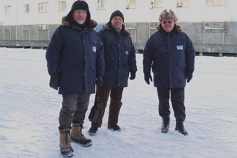 Minister in der der Arktis: Am 15. April traf Uwe Döring (rechts) in Tiksi ein und begleitete die Forscher für die letzten zwei Wochen der Expedition. Döring hatte dafür seinen Frühjahrsurlaub genommen. Foto: IFM-GEOMAR