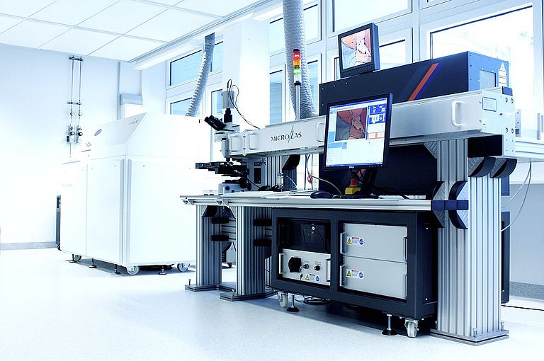 Laser-Ablations-Labor am IFM-GEOMAR: vorne rechts das „GEOLAS“-Laserablations-System, dahinter das Single-Collector-ICP-Massenspektrometer „ATTOM“. Foto: Stephanie Pohl / Sabrina Warnk / Alena Gall, IFM-GEOMAR