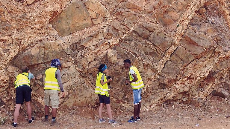 How old are the volcanoes of Cabo Verde? Participants of the 2018 HOSST-TOSST summer school looking for traces of geological processes.
