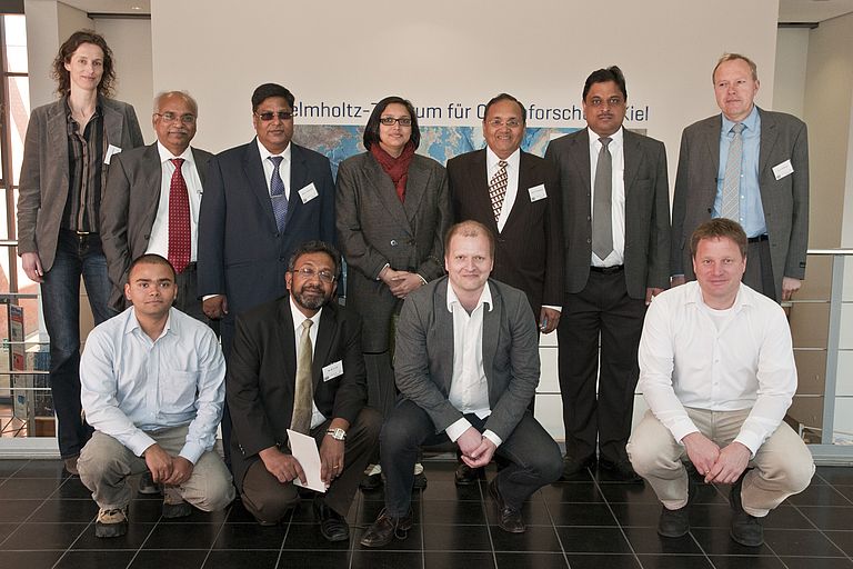 Die Teilnehmer des Indisch-Deutschen Workshops zu Gashydrattechnologien. Stehend von links nach rechts: Dr. Schwalenberg (Bundesanstalt für Geowissenschaften und Rohstoffe), Dr. Kumar (DGH), Dr. Vishwanath (DGH, NGHP Coordinator), Dr. Aggarwal (Ministry of Petroleum & Natural Gas, Director Exploration), Dr. Srivastava (Director of DGH), Dr. Sinha (DGH), Dr. Zwanzig (L-3 Elac Nautik). Knieend von links nach rechts: Dr. Mir (GEOMAR), Dr. Lall (DGH), Dr. Haeckel (GEOMAR), Prof. Berndt (GEOMAR). Foto: J. Steffen, GEOMAR