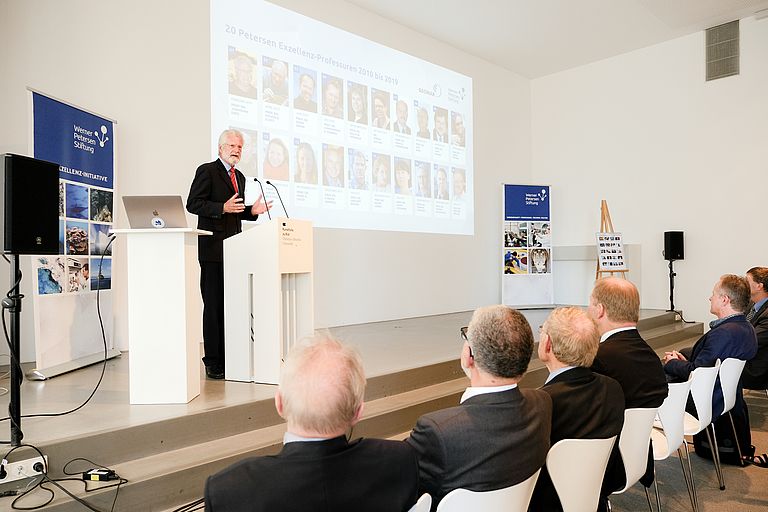 GEOMAR-Direktor Prof. Dr. Peter Herzig begrüßt die Gäste der Preisverleihung in der Kieler Kunsthalle mit einem Überblick über die bisherigen Preisträgerinnen und Preisträger. Foto: Jan Steffen/GEOMAR