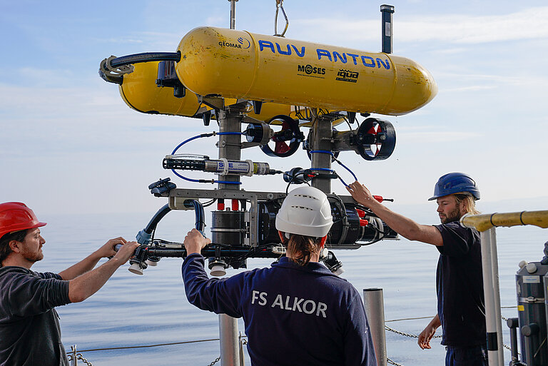 AUV Luise wird an Bord der ALKOR geholt 