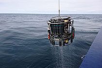 Ein Wasserkranzschöpfer mit CTD. Damit wird die Wassersäule analysiert. Foto: Conny Posern