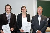 Die Preisträger Dr. Axel Möller und Dr. Judith Hauck mit dem Vorsitzenden der Annette Barthelt-Stiftung Prof. Dr. Wolf-Christian Dullo. Foto: J. Steffen
