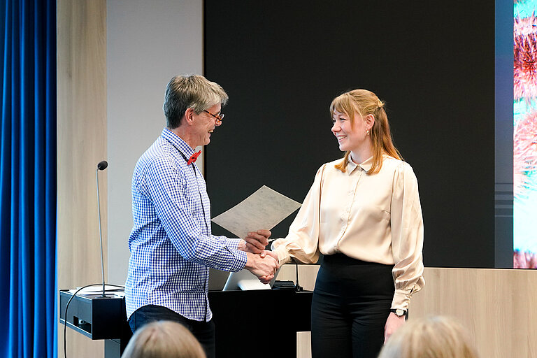 Übergabe des Annette-Barthelt-Preis an Dr. Jenny Neuhaus 