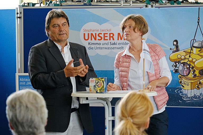 Autorin Stephanie Jaeckel (r) und Dr. Gerd Hoffmann-Wieck (GEOMAR) bei der Vorstellung des Hörbuchs. Foto: J. Steffen GEOMAR.