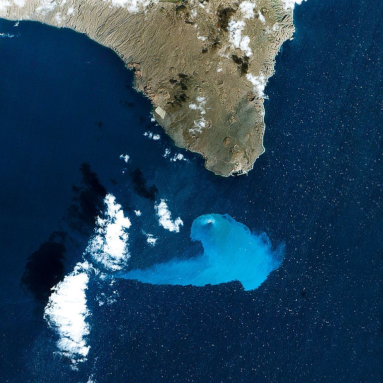 Satellitenaufnahme des Vulkanausbruchs nahe der südlichen Küste von El Hierro. Foto: NASA Earth Observatory