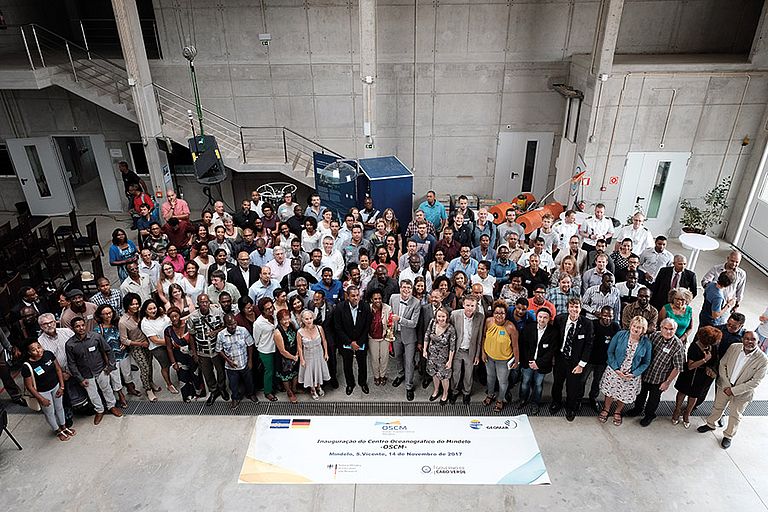 Vertreter der Republik Kap Verde und 150 Teilnehmerinnen und Teilnehmer des Internationalen Workshops on Marine and Atmospheric Science in West Africa freuen sich gemeinsam über den offiziellen Start der wissenschaftlichen Aktivitäten am OSCM. Foto: Jan Steffen, GEOMAR.