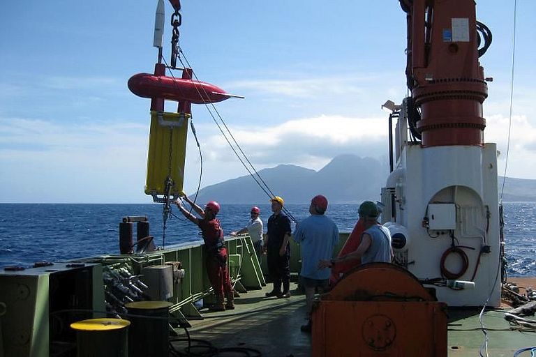 Aussetzen des P-Cable 3D-Seimsik-Systems. Damit können Geophysiker die Schichtungen des Meeresbodens untersuchen und so potenzielle Rutschungszonen oder Spuren alter Vulkanausbrüche erkennen. Foto: J. Karstens, GEOMAR